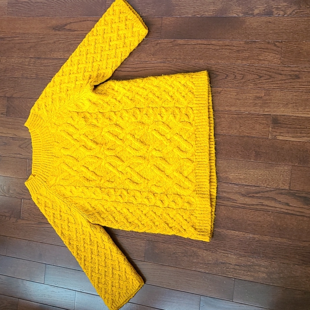 Ann Taylor Loft cable knit 3/4 sleeve sweater. Gold Mustard Yellow color.